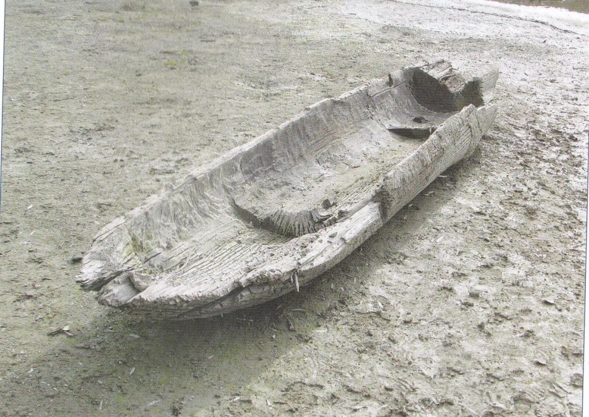 Древняя лодка долбленка