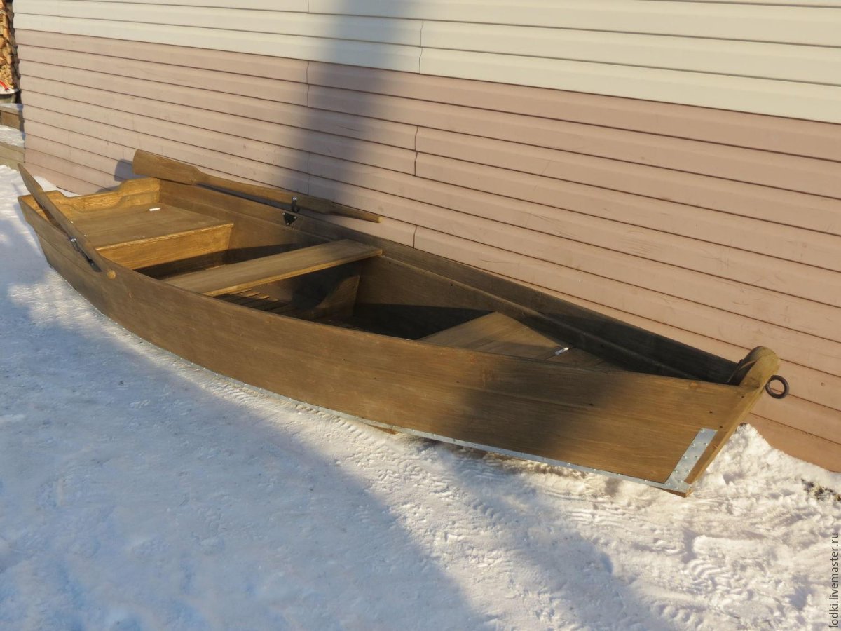 Лодка деревянная