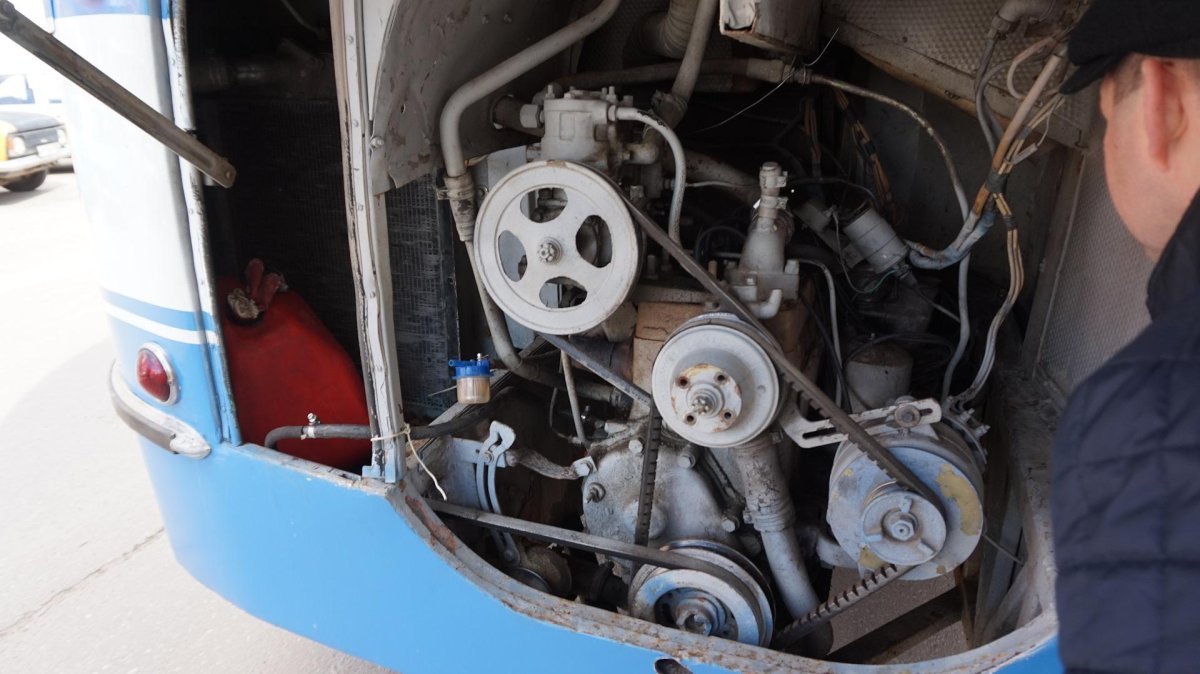 ЛАЗ-695 двигатель