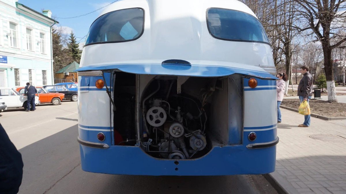 ЛАЗ-695 двигатель