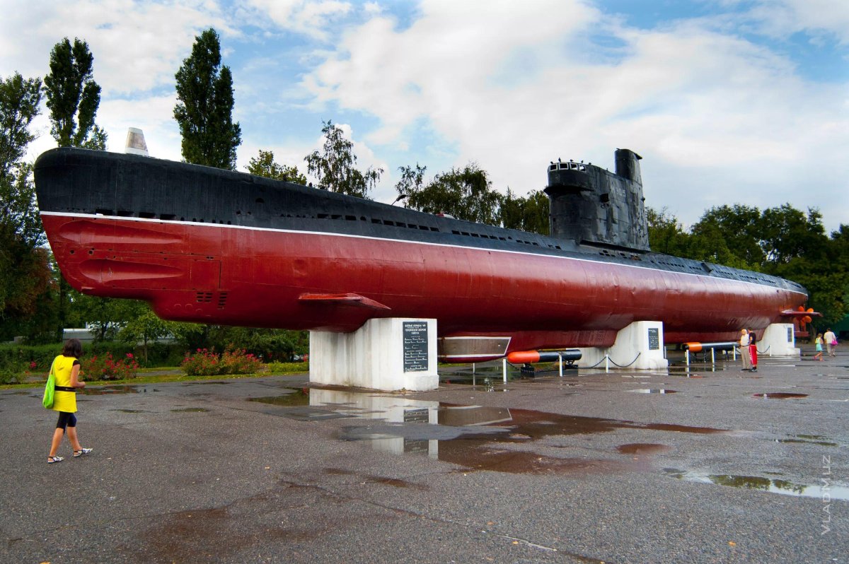 Подводная лодка Малютка памятник