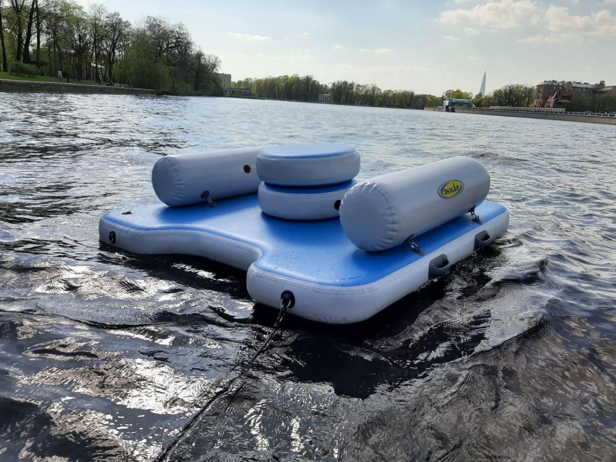 Надувной плот для отдыха на воде