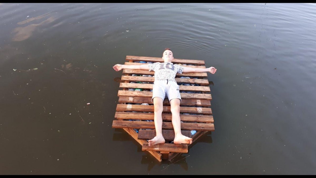 Плот из бутылок