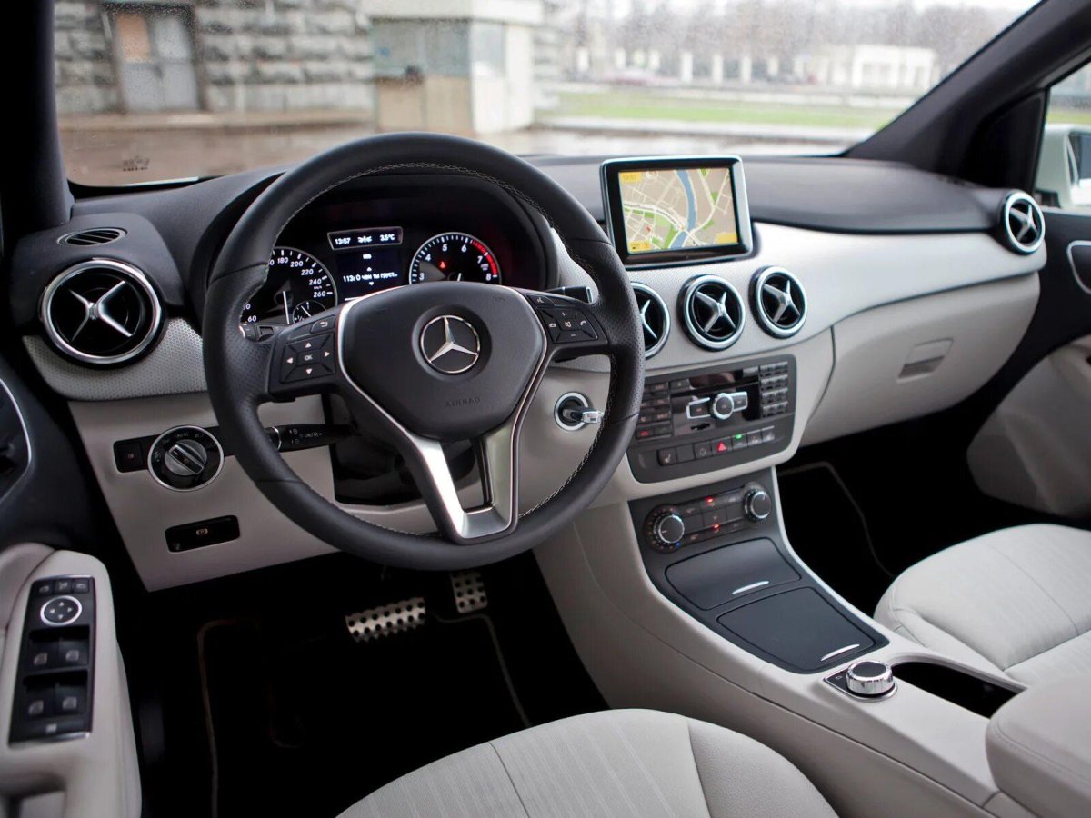 Мерседес а 180 хэтчбек салон