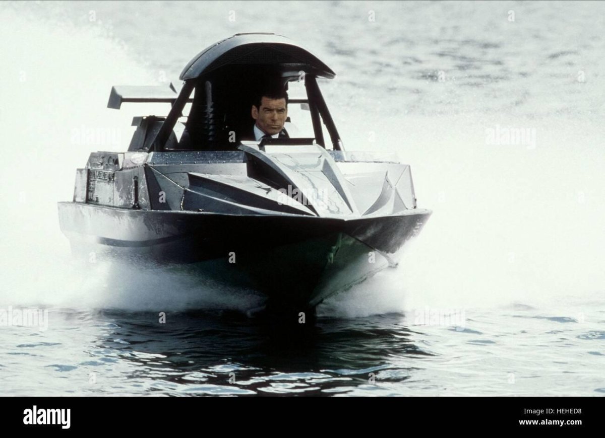 Джеймс Бонд на катере