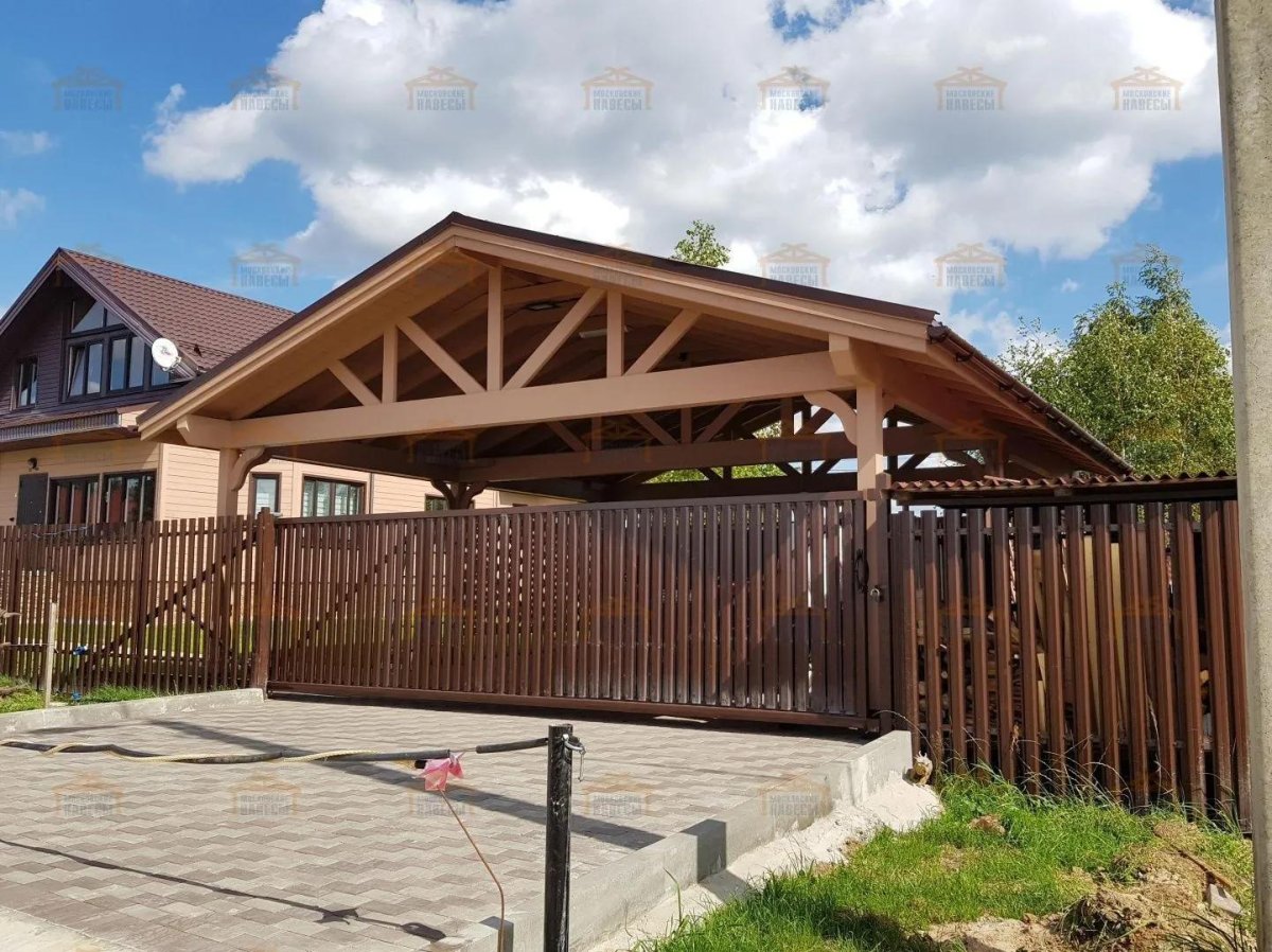 Деревянный навес для машины