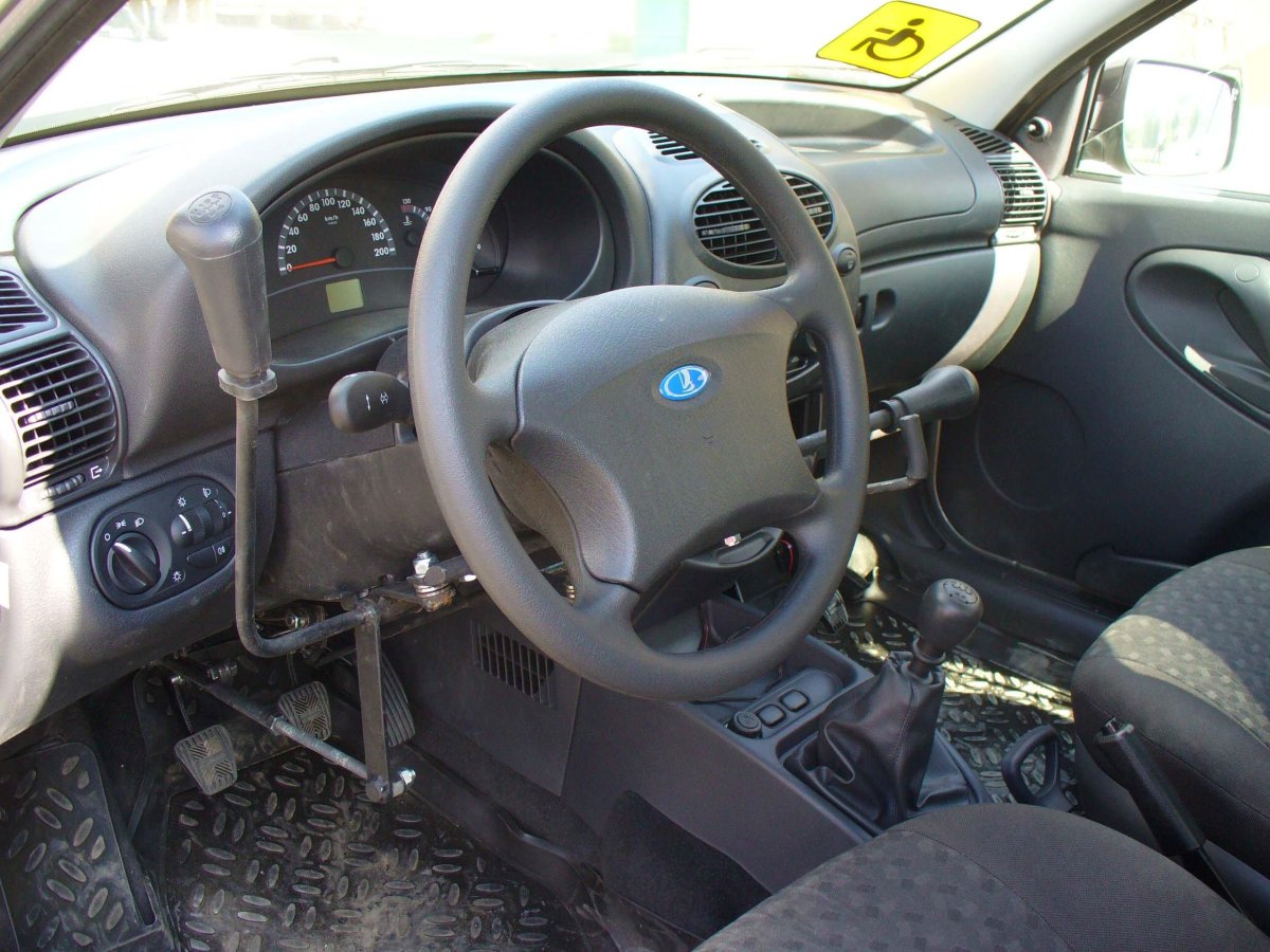 Машина для инвалидов с ручным управлением