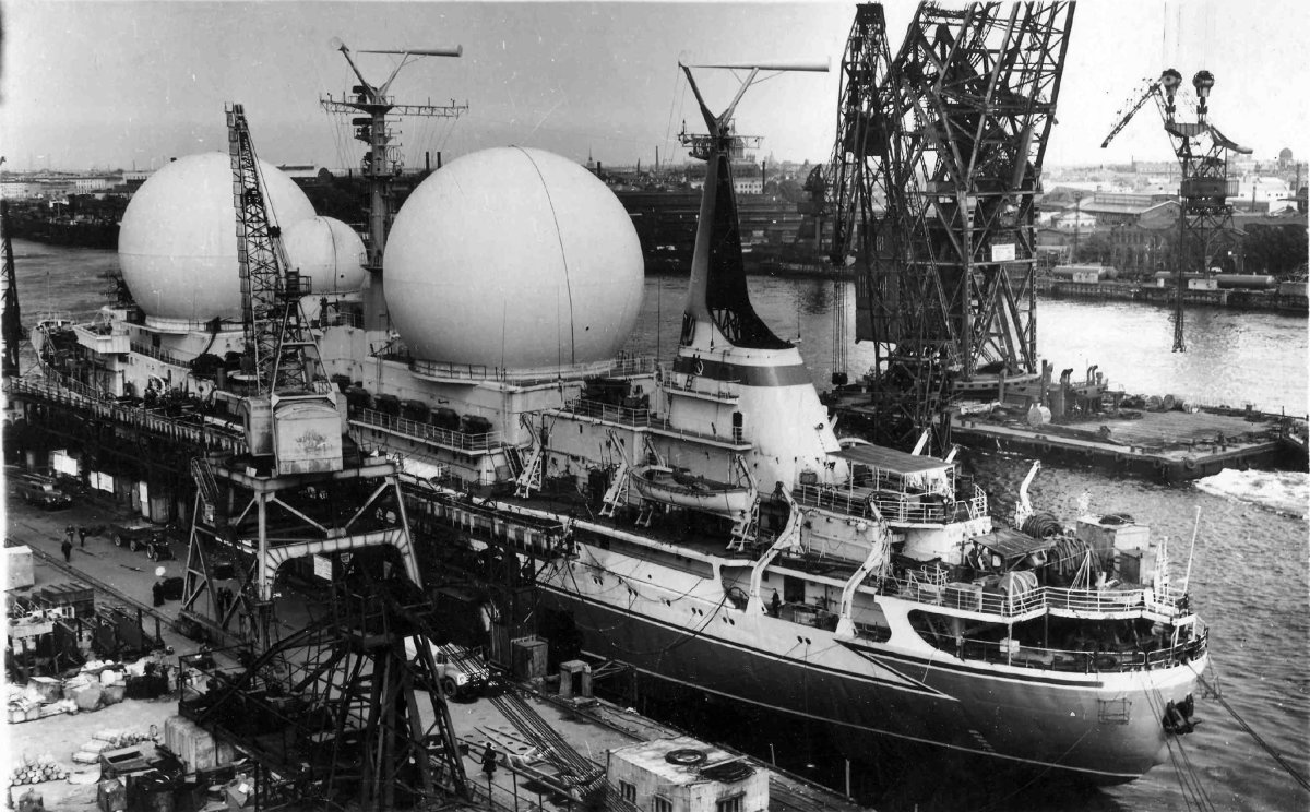 НИС космонавт комаров