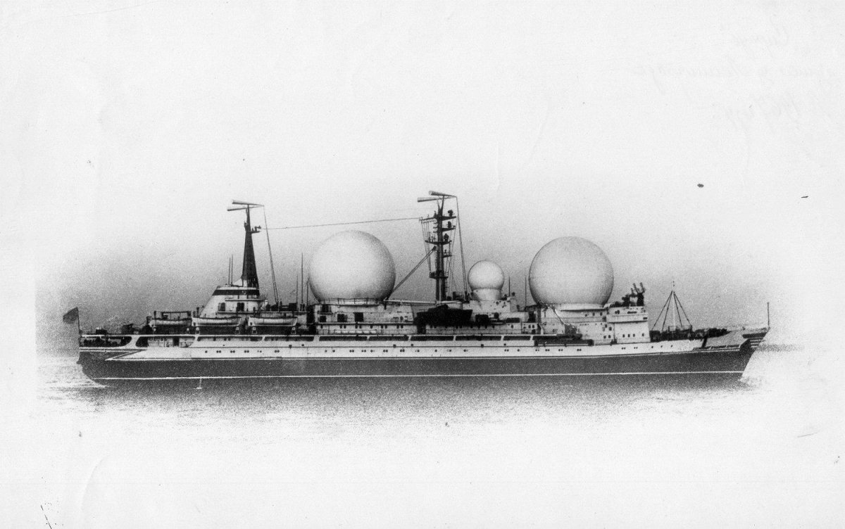 Космонавт комаров судно