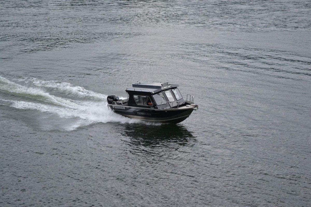 Кабинный катер