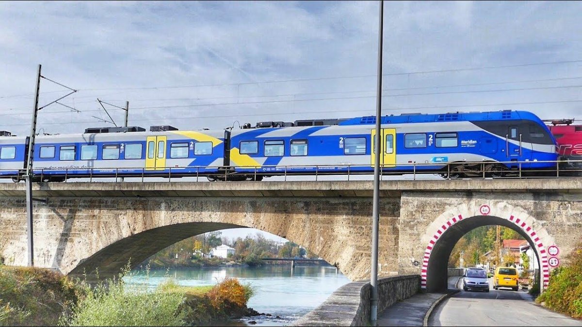 Поезд едет по мосту