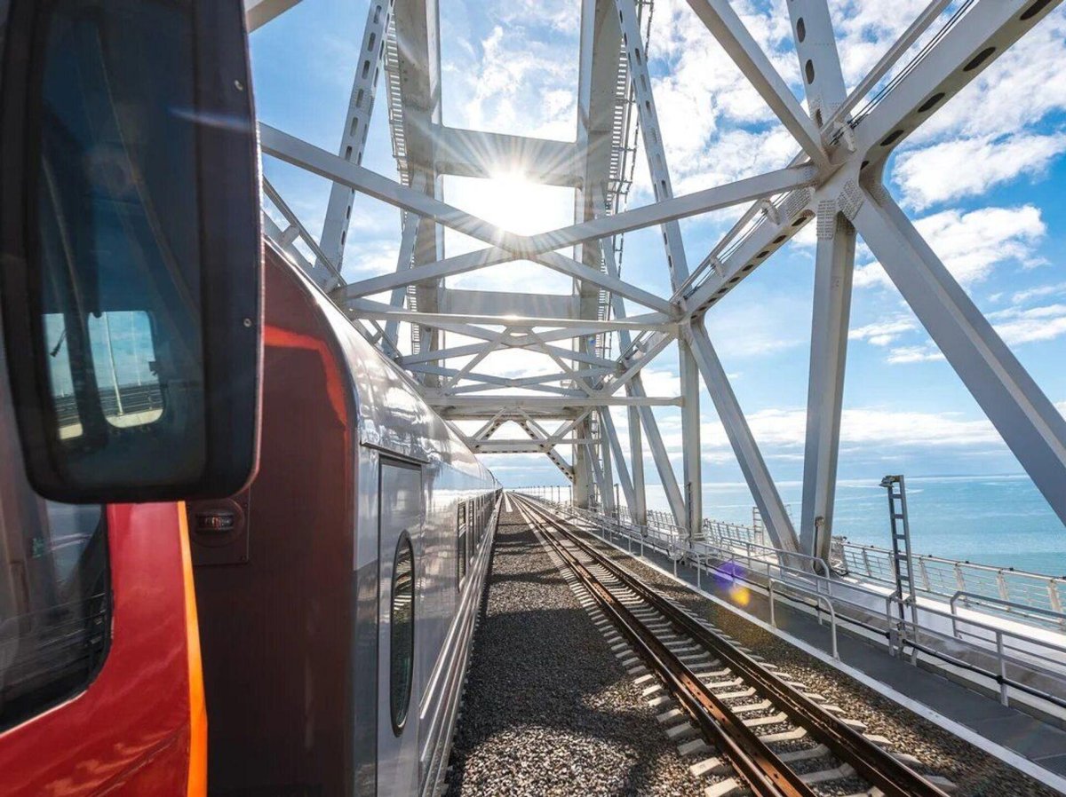 Поезд Таврия на Крымском мосту