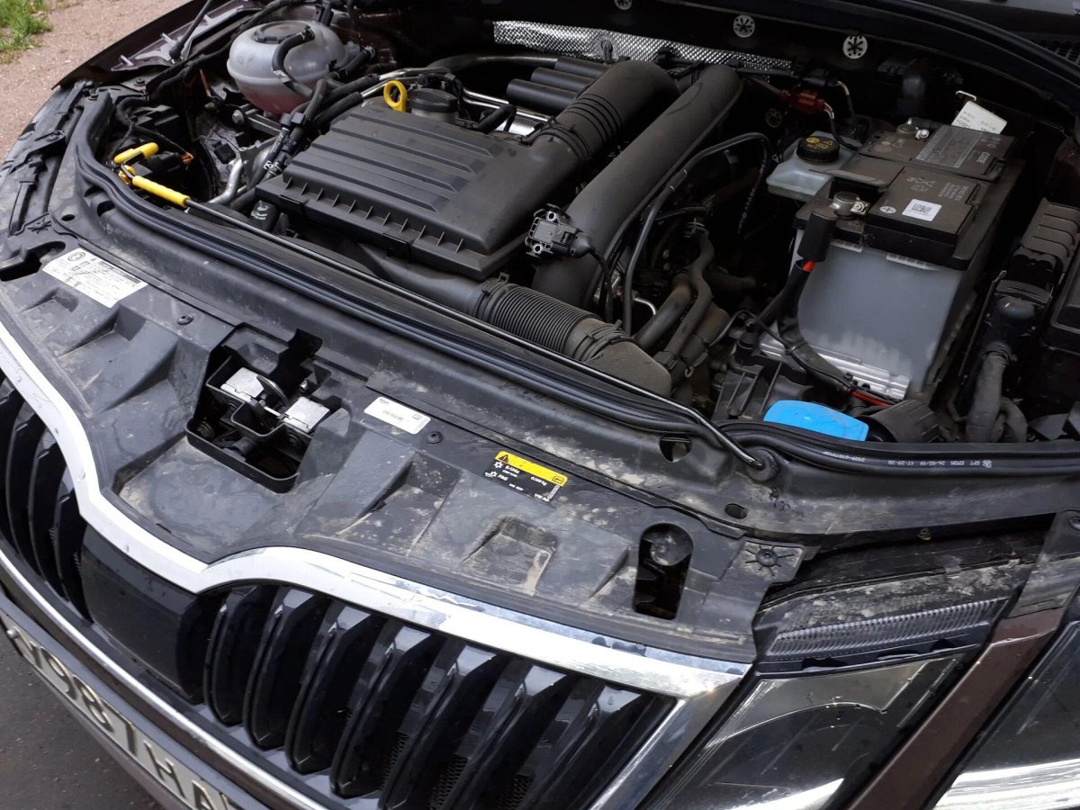 Уплотнитель капот Шкода Октавия а7