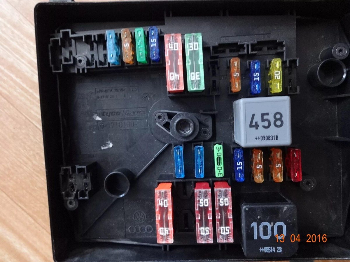 Блок предохранителей Шкода Октавия а5 1.4