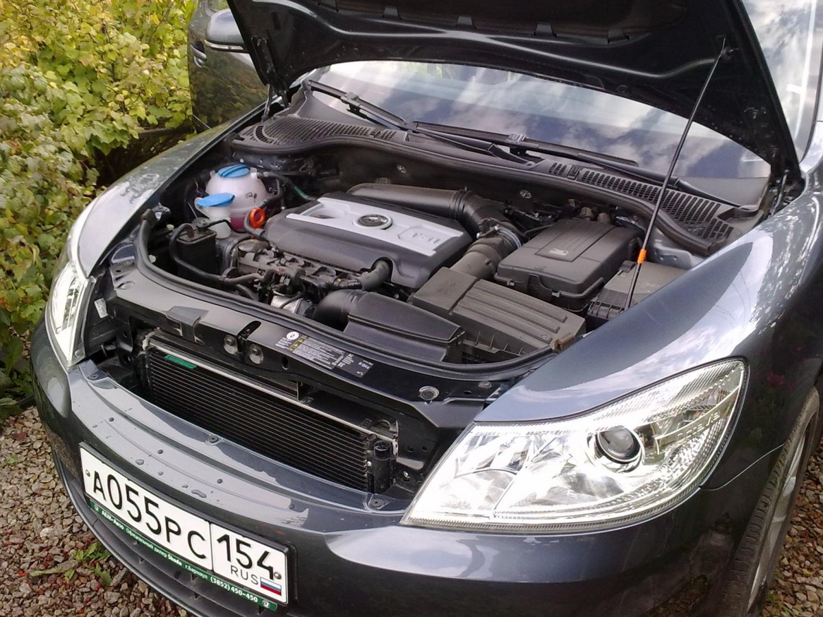 Открытый капот Октавия а5