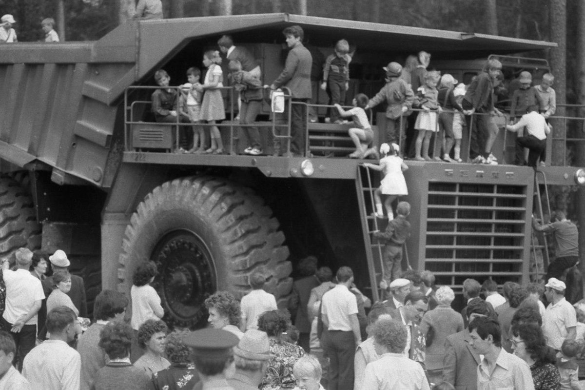 Самосвал БЕЛАЗ 7520