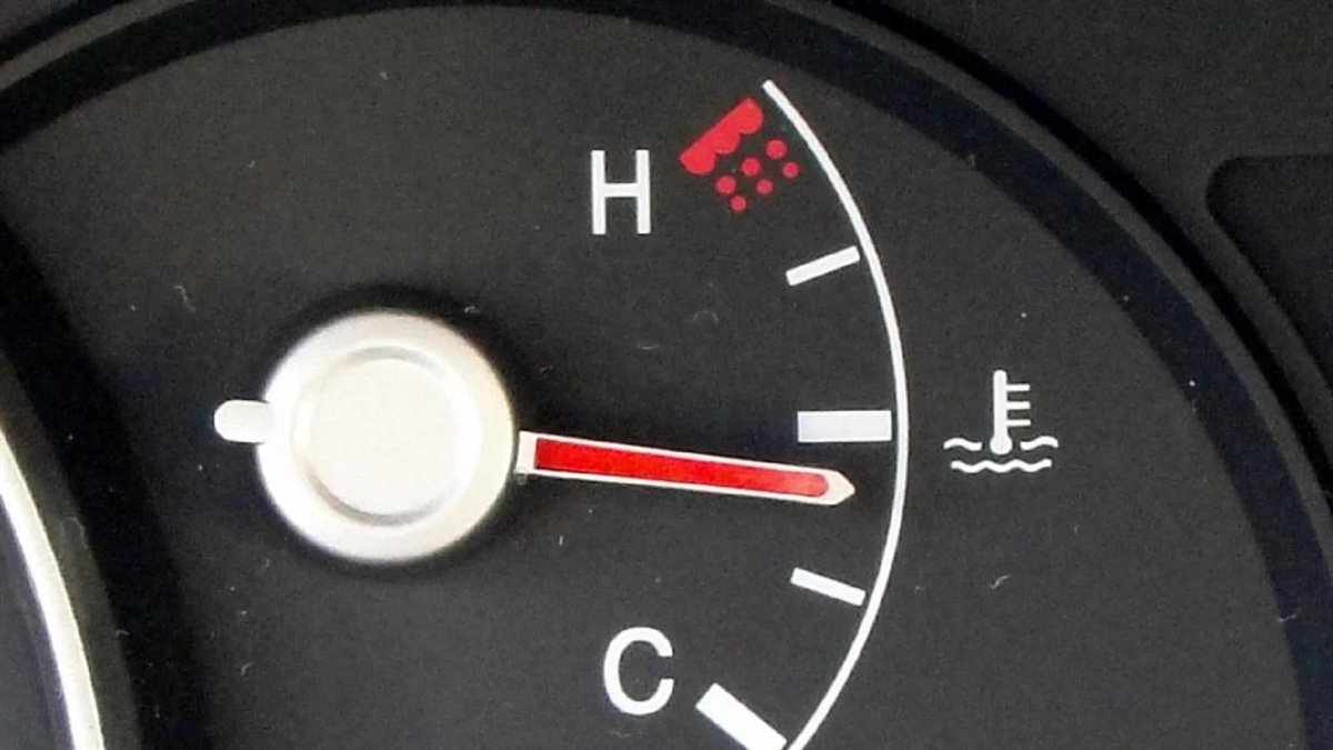 Индикатор охлаждающей жидкости на панели приборов