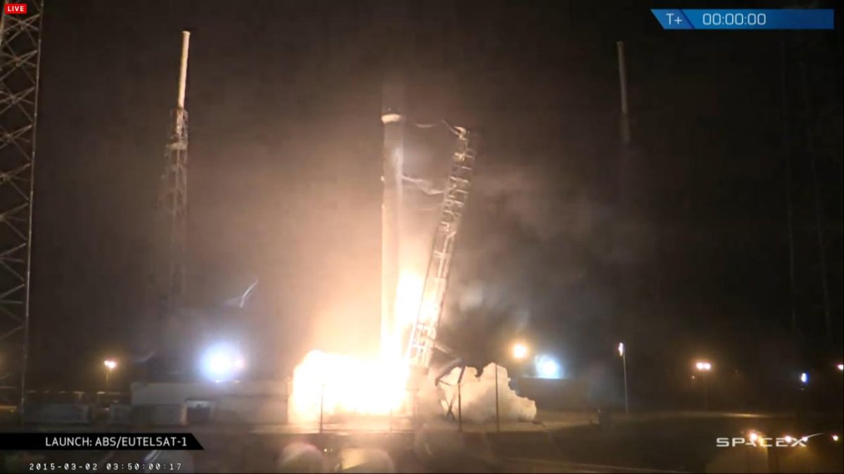 Чел ловит ракету