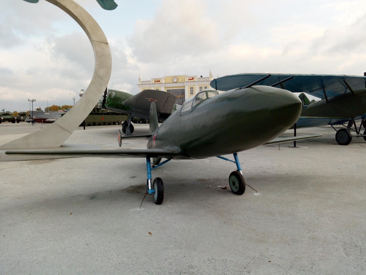 Самолет би-1