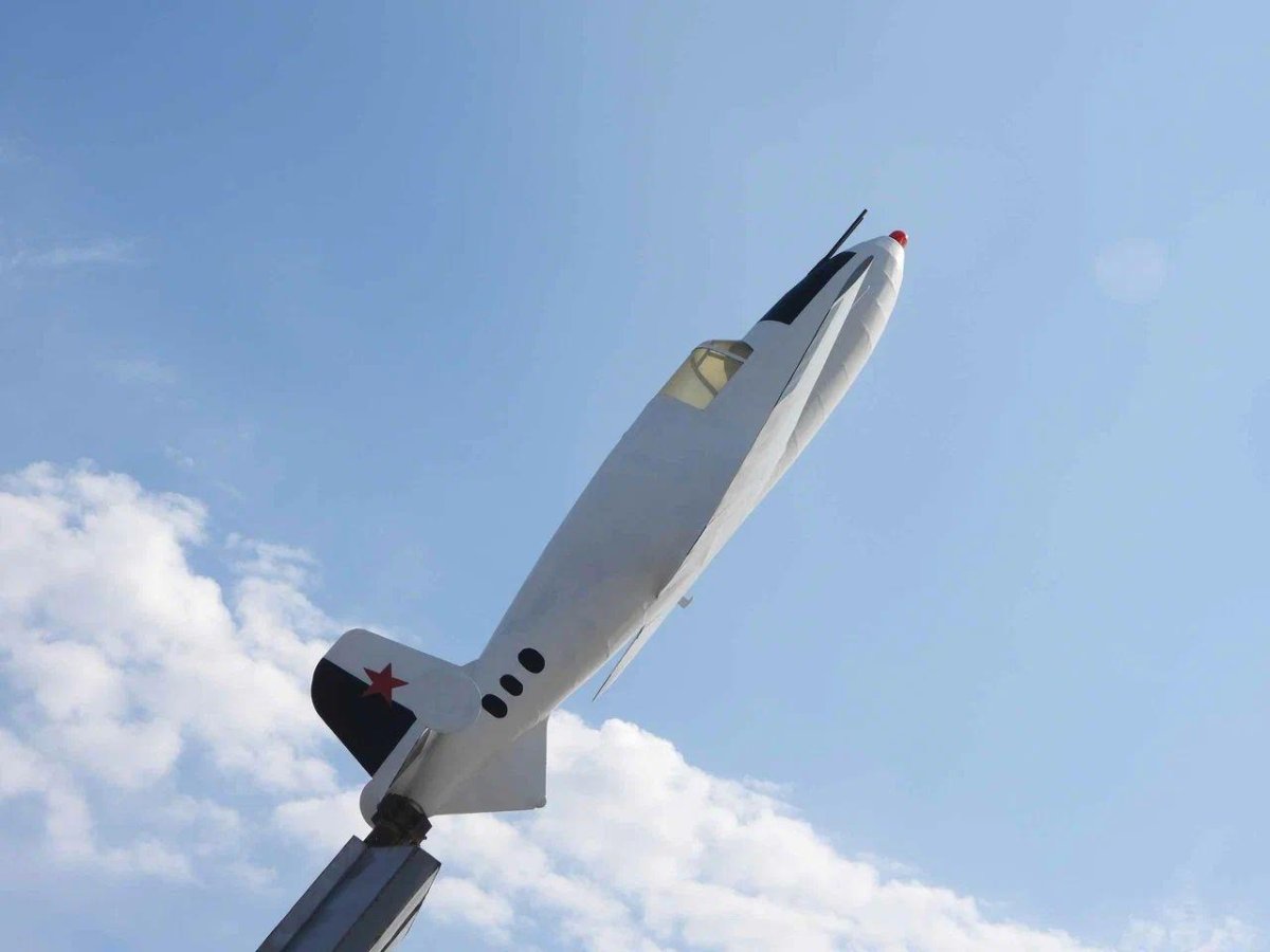 Памятник самолёту би-1 Екатеринбург