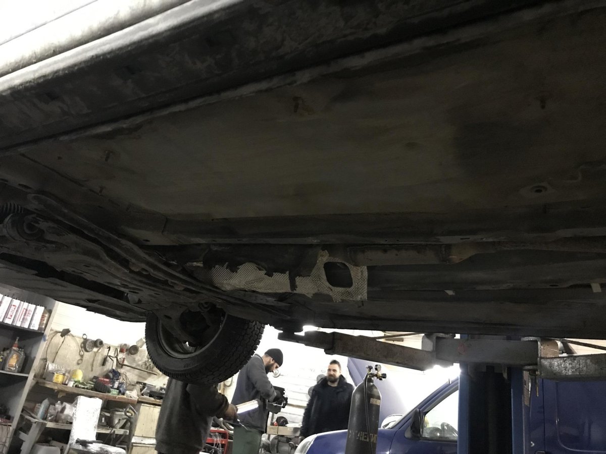 Мазда 3 на подъемнике днище