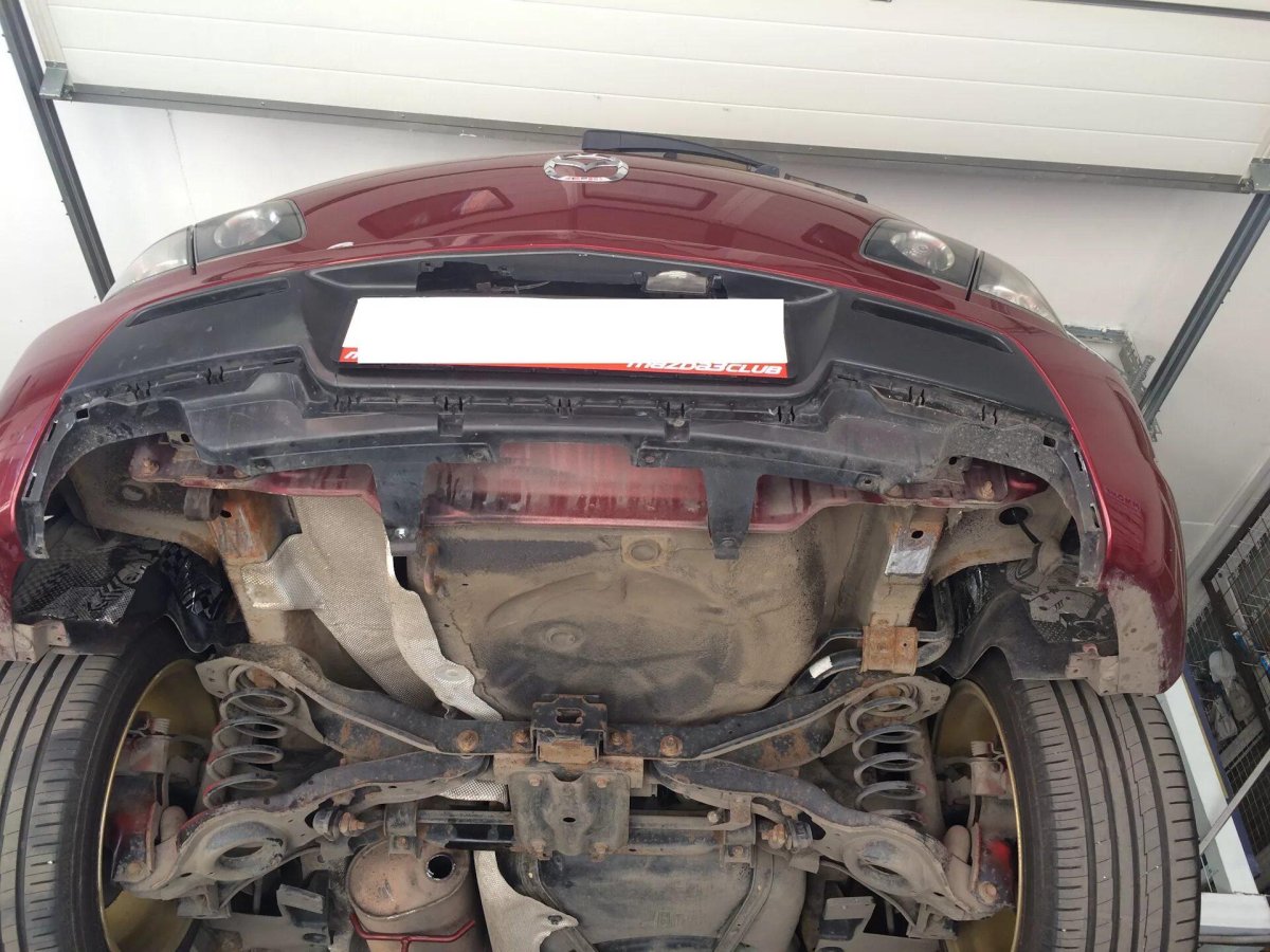 Выхлоп снизу Мазда 3 БК