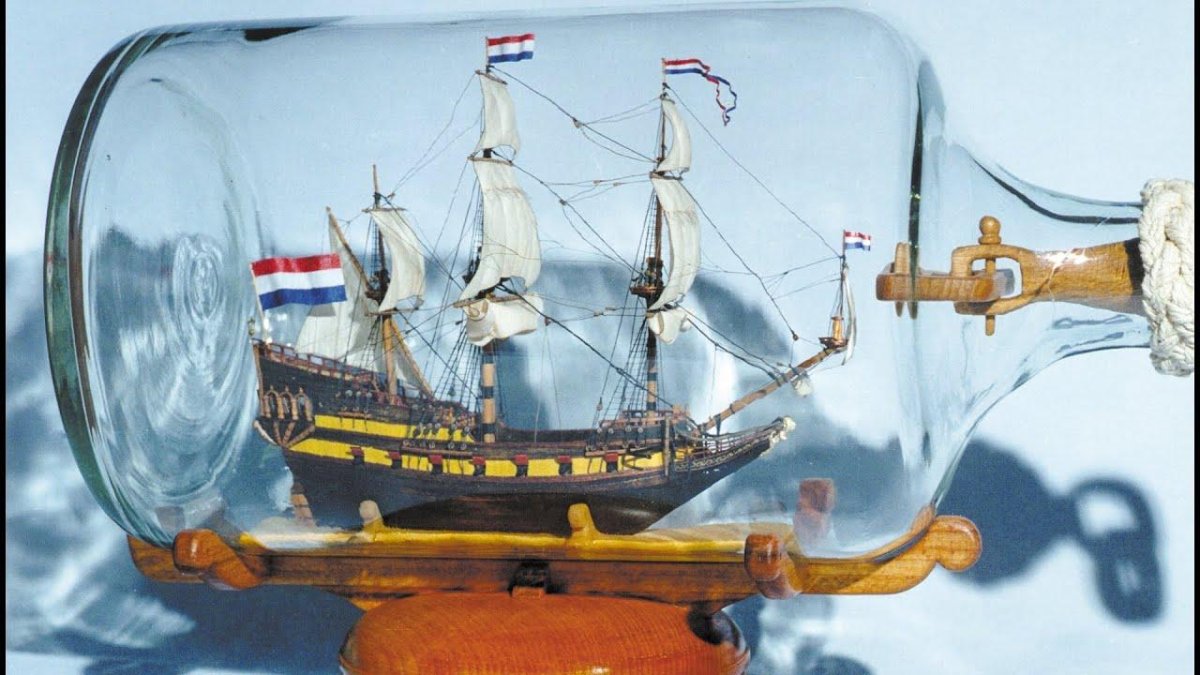 Модель парусника в бутылке