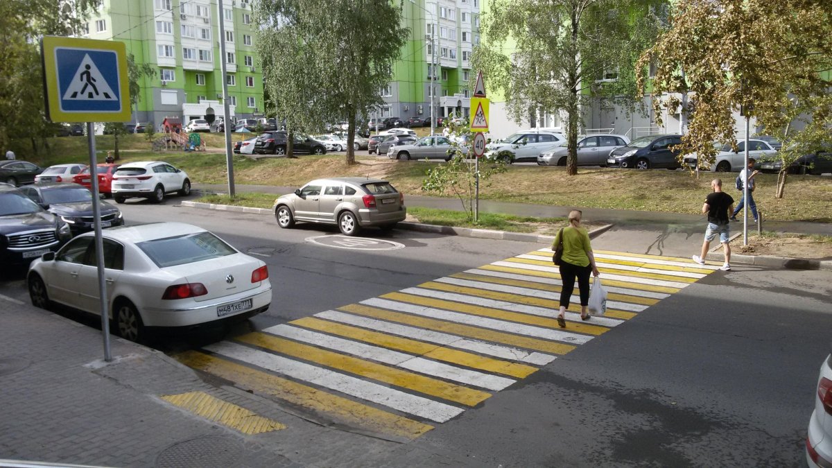 Парковка у пешеходного перехода