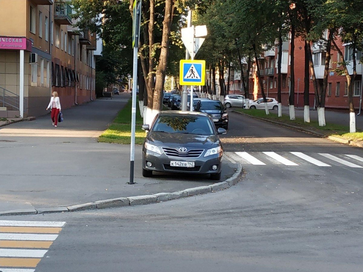 Стоянка на тротуаре