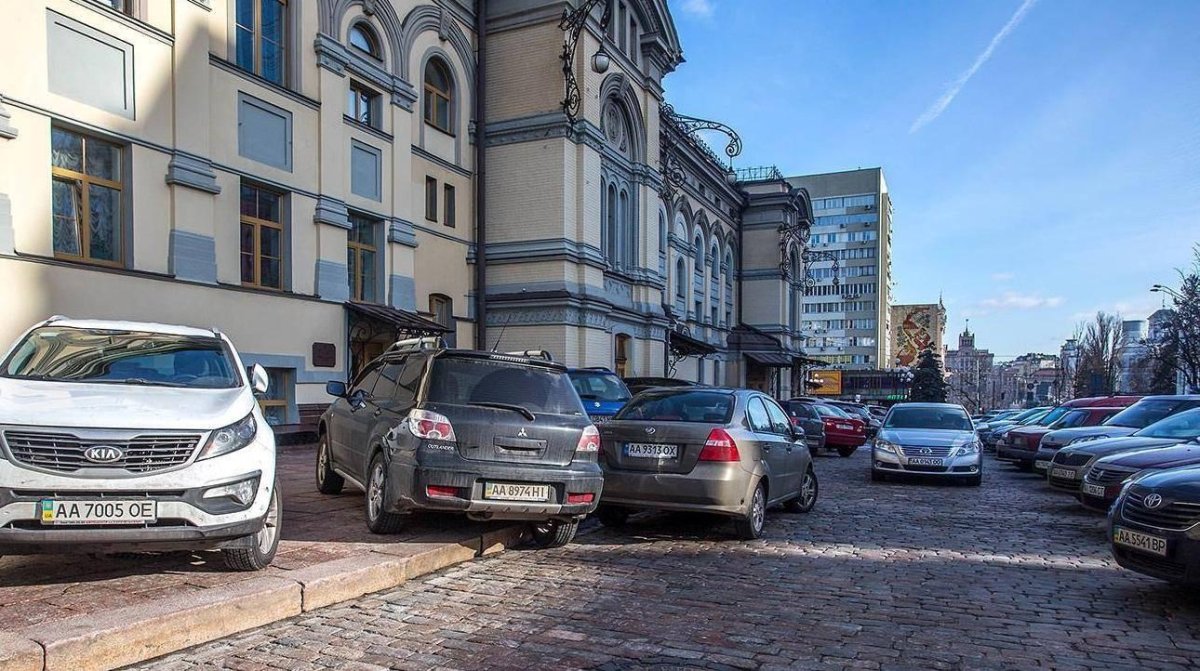 Парковка машин на тротуаре