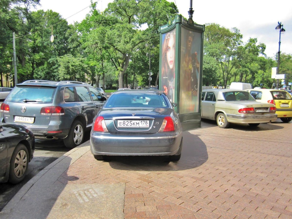 Машины припаркованы на тротуаре