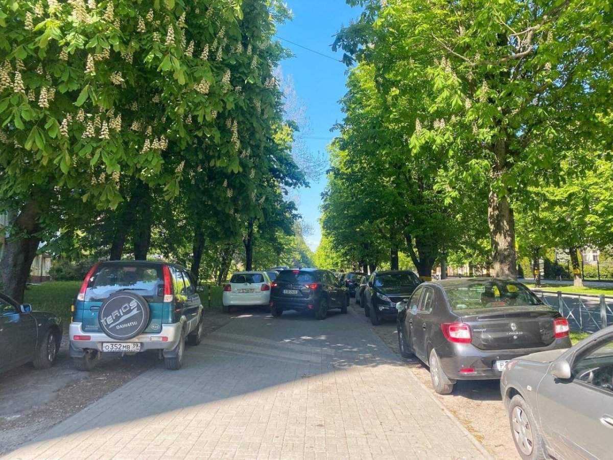 Автомобиль у тротуара