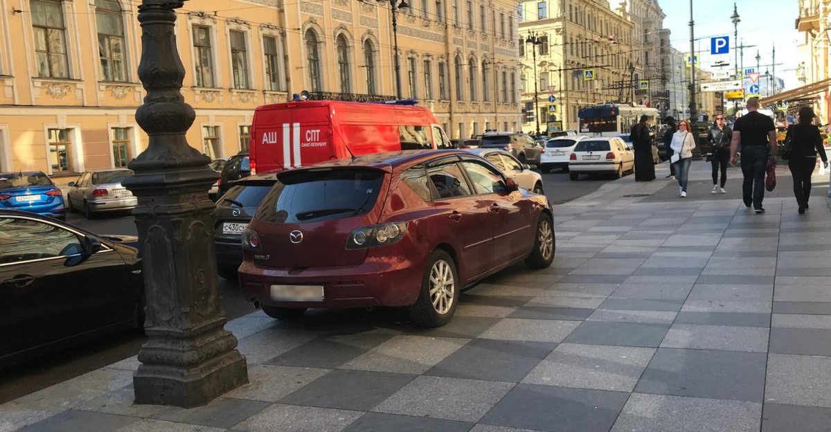 Автомобиль у тротуара