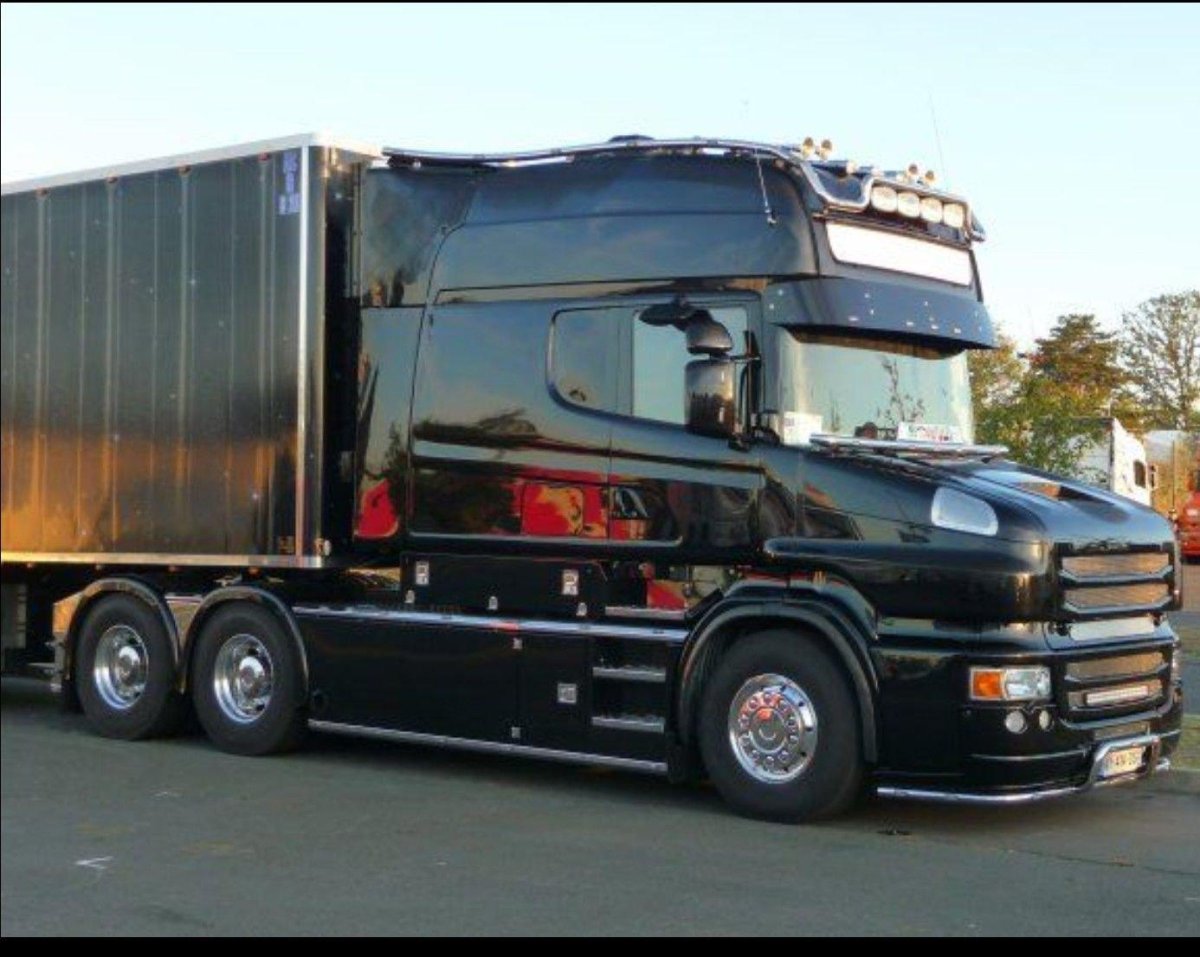 Капотная Скания тягач