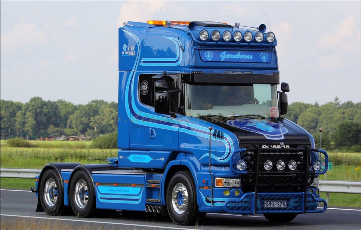 Капотный тягач Скания