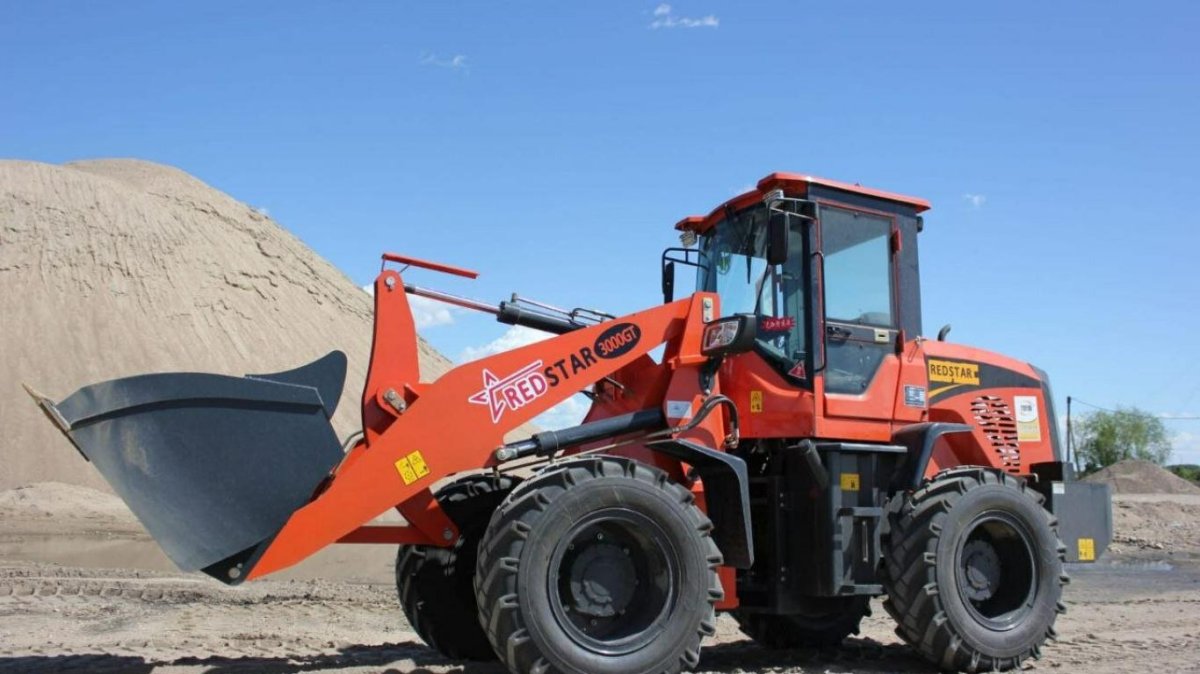 Фронтальный погрузчик Redstar 3000gt