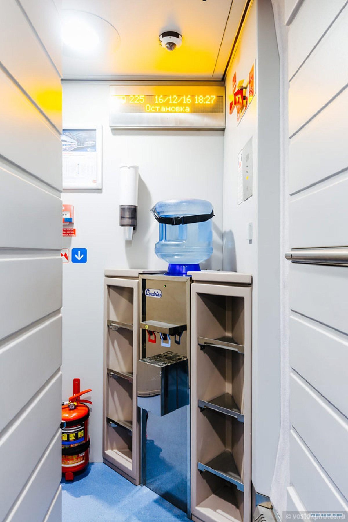 Как спрятать кулер для воды на кухне