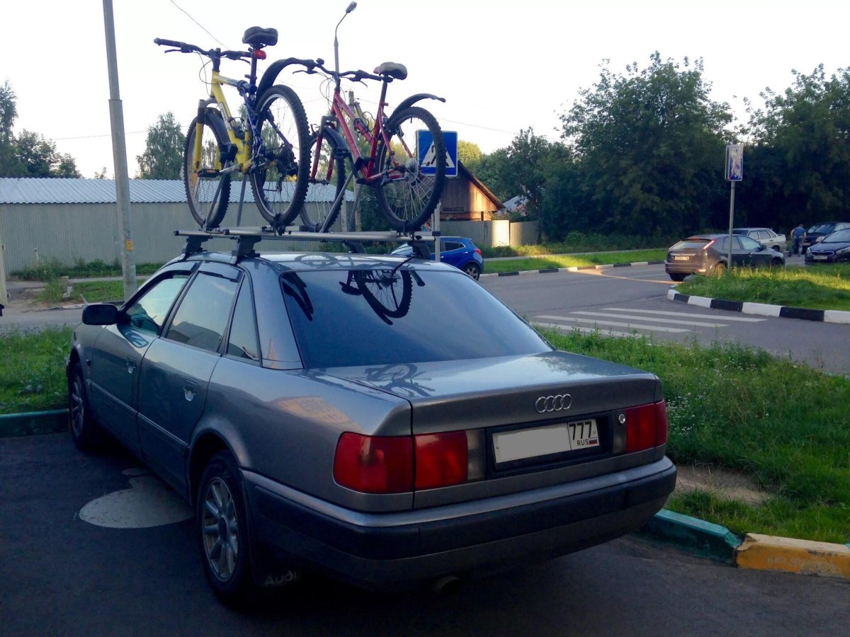 Ауди 100 с багажником на крыше