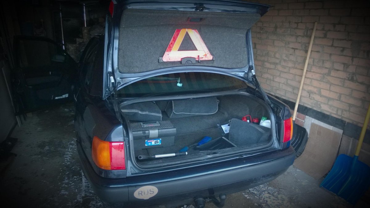 Ауди 100 багажник