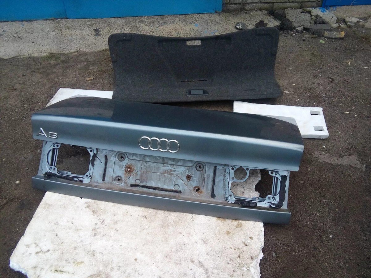 Обшивка в багажнике Audi 100 c4