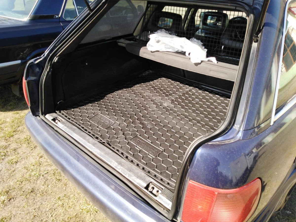 Коврик в багажник Audi 100 c4 avant