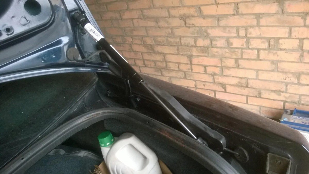 Газовые упоры Ауди 100 44