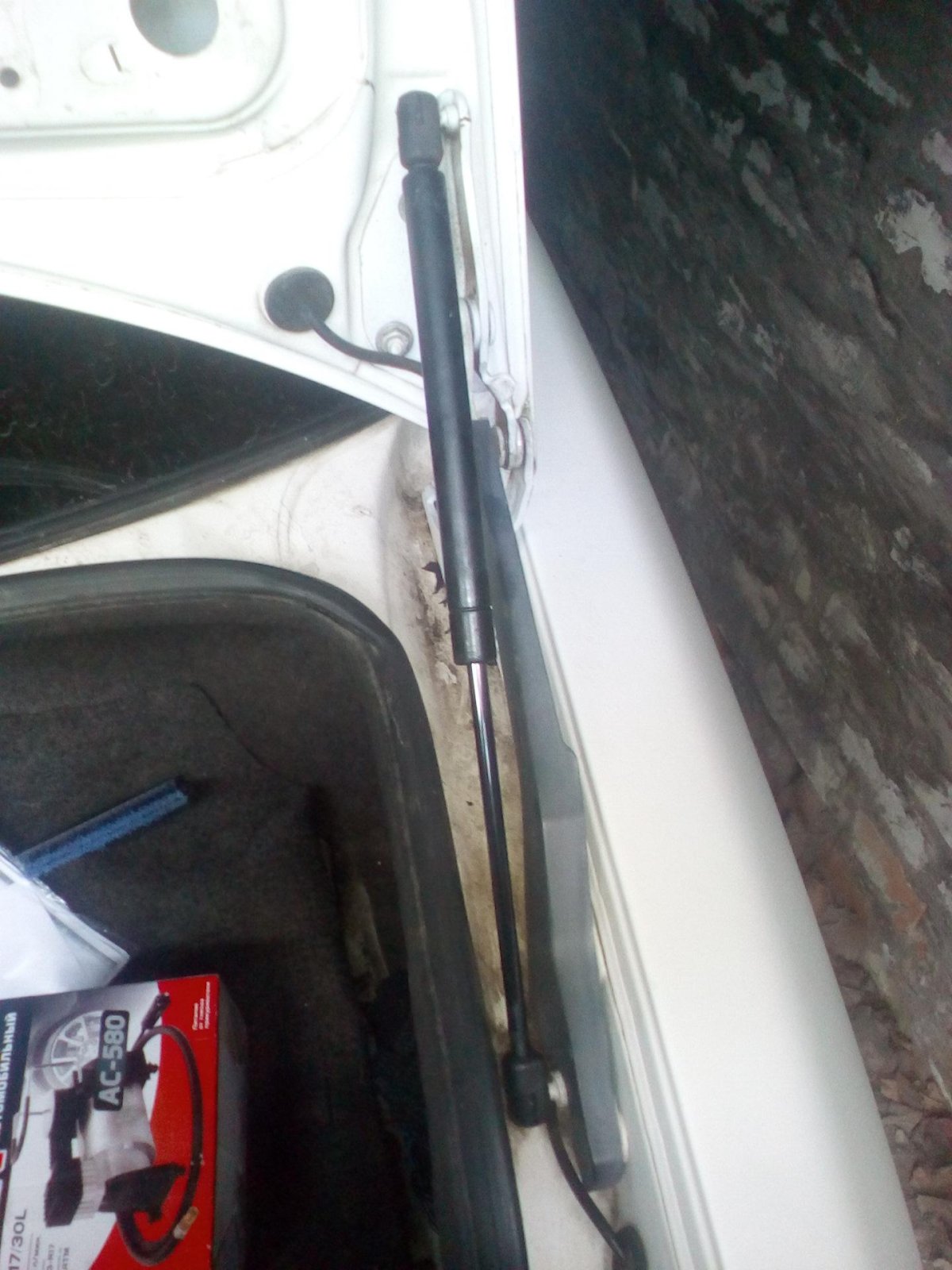 Амортизаторы крышки багажника Ауди 100 с4 седан