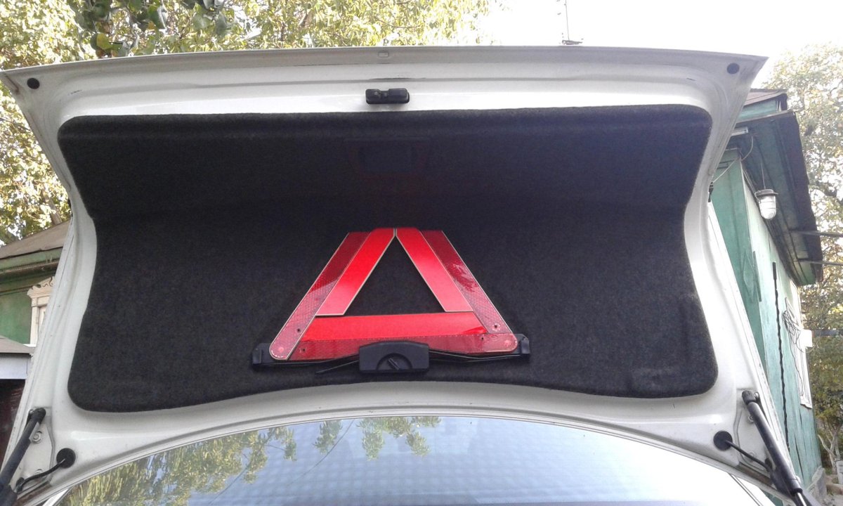 Обшивка в багажнике Audi 100 c4