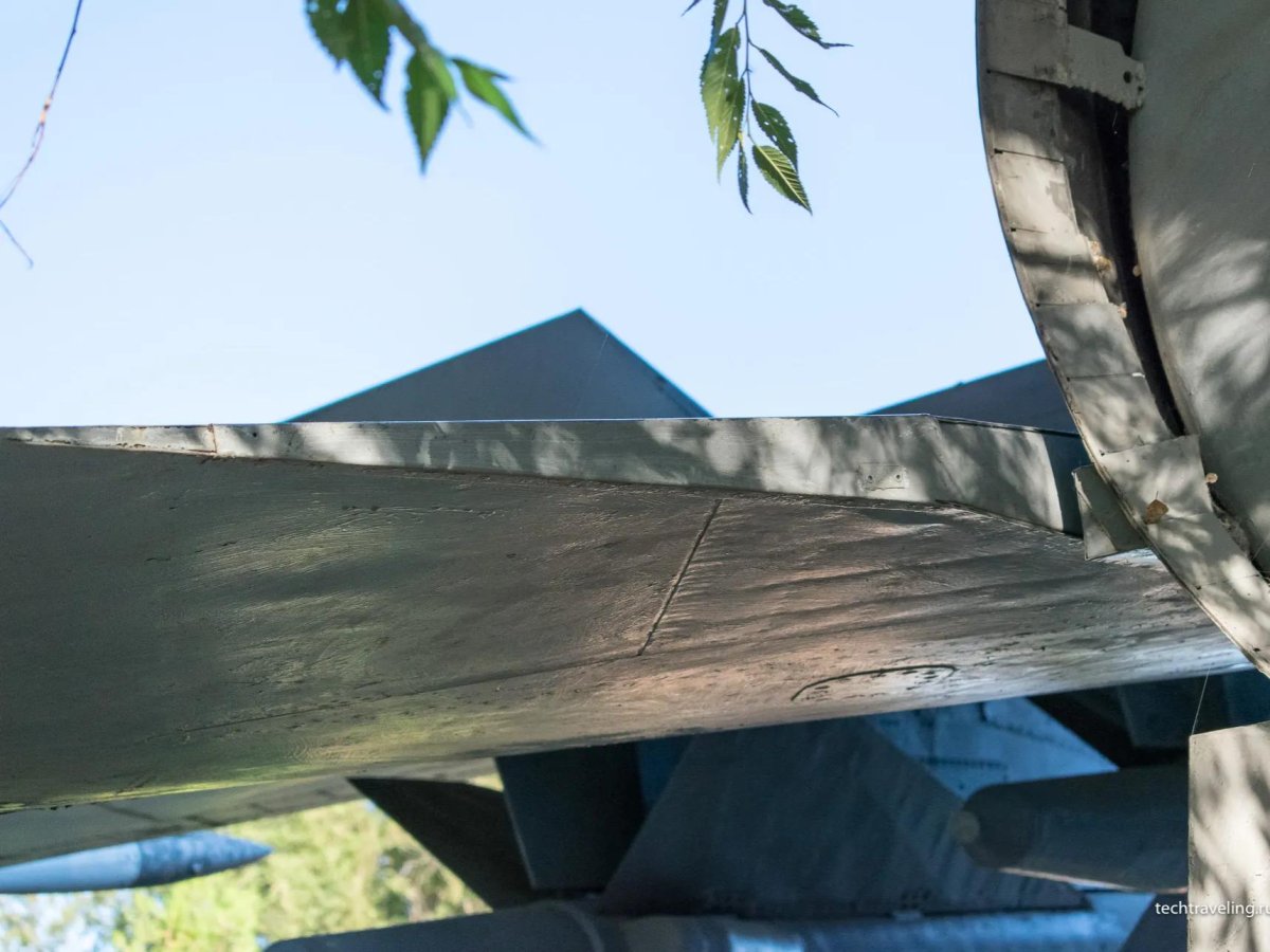 Цельноповоротное горизонтальное оперение