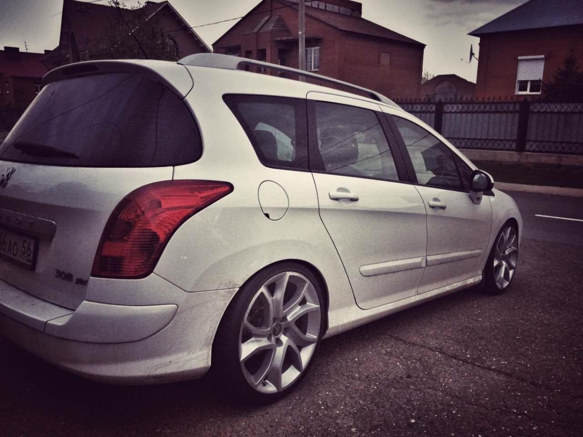 Peugeot 308 SW stance