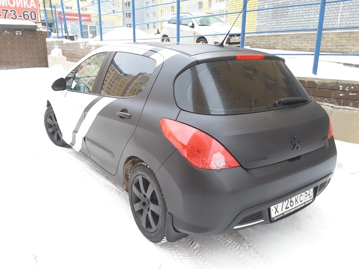 Пежо 308 в черной матовой пленке