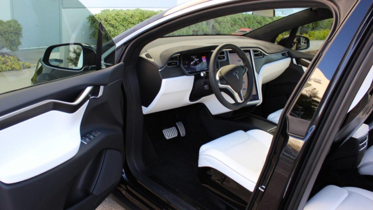 Автомобиль Tesla model x салон