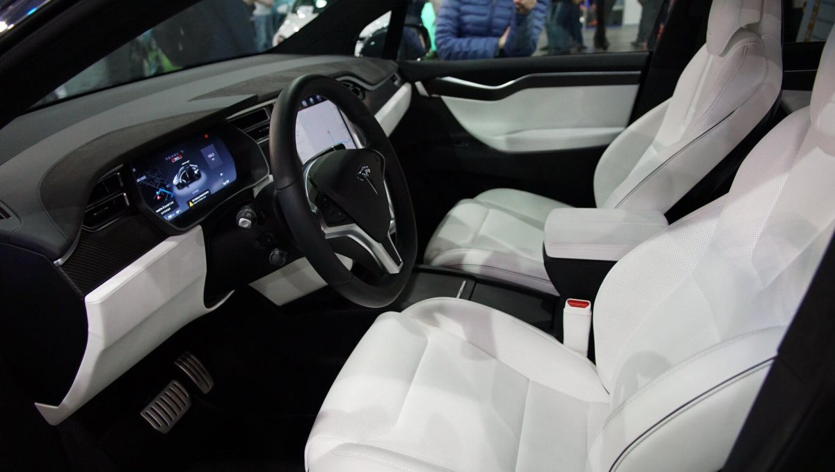 Тесла белый салон
