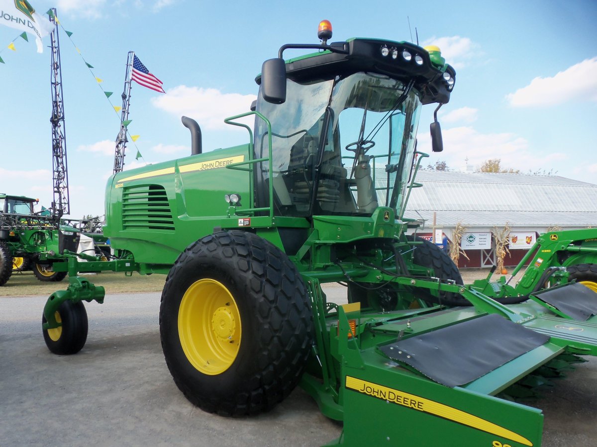 John Deere w235